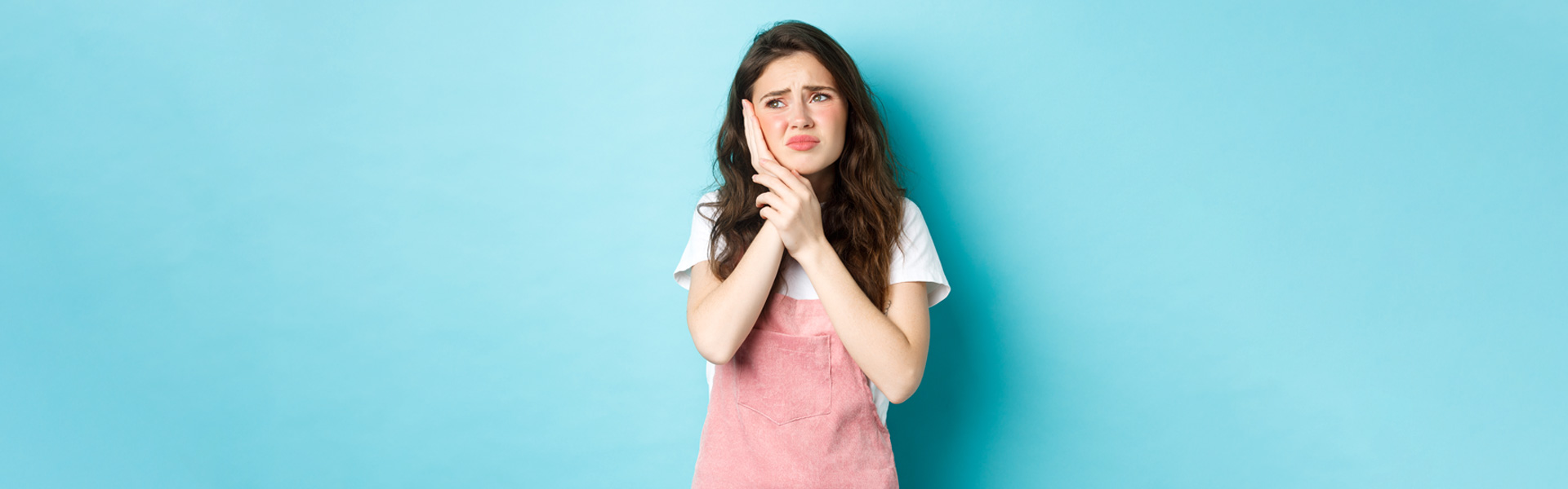Woman in pain before the tooth cavity treatment in Jackson, MI